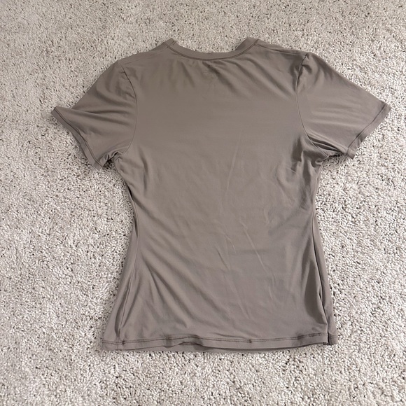 Skims T-Shirt - Picture 3 of 4